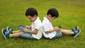 Children-with-Tablets