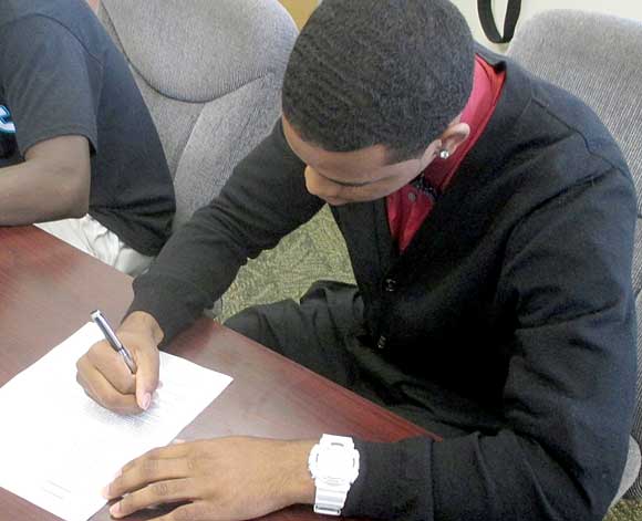 Darion Andre of Bayside signs with the Florida Tech Panthers. (SpaceCoastDaily.com image)