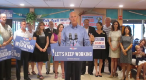 Gov. Scott discussing Florida's economy during a visit to Dixie Crossroads. 