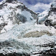 avalanche-sweeps-mount-everest-180