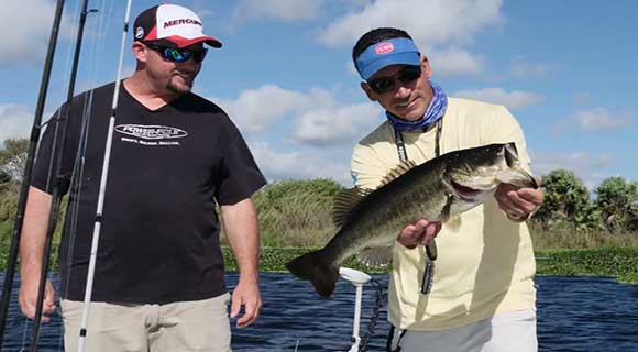 Capt. George Gozdz displays an average largemouth bass he caught on the St. Johns River. 9FWC Image)