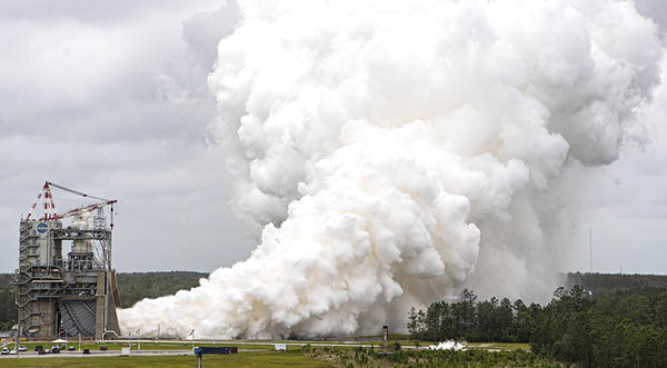 La NASA está realizando una prueba de motor RS-25 para futuras misiones lunares de Artemis