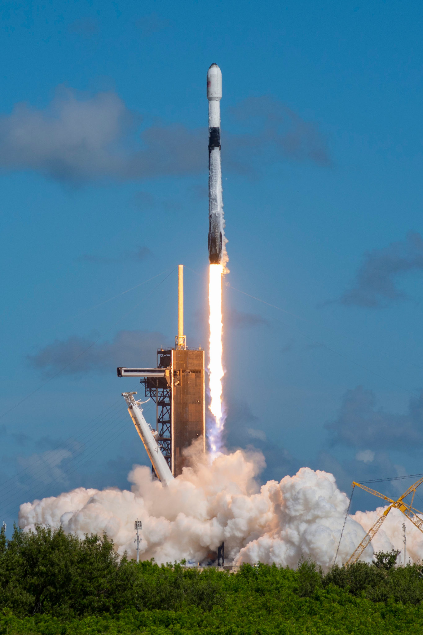 PHOTO GALLERY: SpaceX Falcon 9 Rocket Lifts Off From Kennedy Space ...