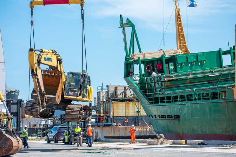 Port Canaveral Cargo Partner GT USA está cargando 32 equipos pesados ​​de construcción amarrados a Guyana